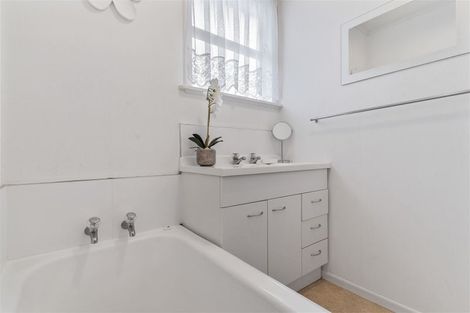 Photo of property in 4 Clendon Place, Manurewa, Auckland, 2102