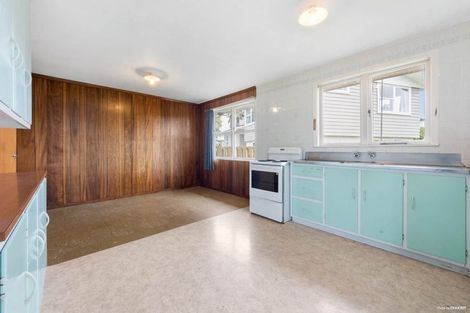 Photo of property in 34 Kirrie Avenue, Te Atatu South, Auckland, 0610