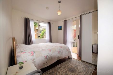 Photo of property in 21 Grassmere Road, Henderson Valley, Auckland, 0612