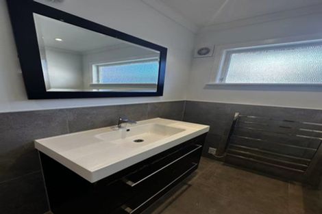 Photo of property in 120 Ennis Avenue, Pakuranga Heights, Auckland, 2010