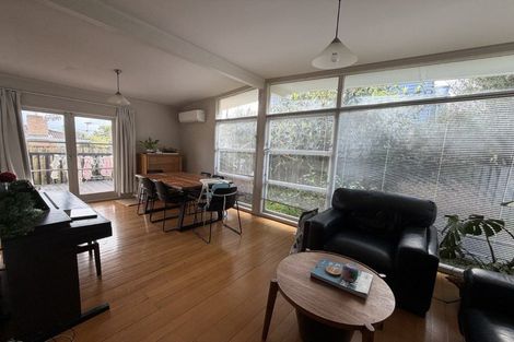 Photo of property in 9 Evelyn Place, Hillcrest, Auckland, 0627