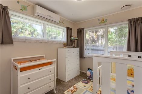 Photo of property in 15 Cajero Place, Green Bay, Auckland, 0604