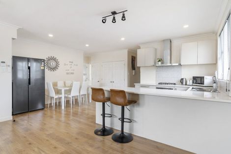 Photo of property in 33 Cobham Crescent, Kelston, Auckland, 0602