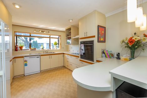 Photo of property in 10 Pyatt Place, Redwood, Christchurch, 8051