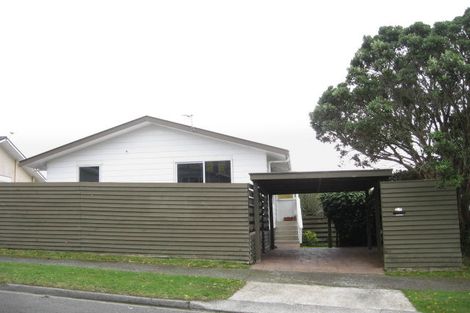 Photo of property in 50a Edgecombe Street, Newlands, Wellington, 6037