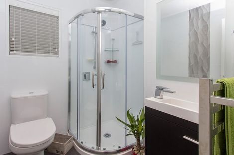 Photo of property in 1/16 Cornelian Crescent, Half Moon Bay, Auckland, 2012