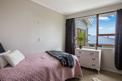 Photo of property in 106 Gloaming Hill, Titahi Bay, Porirua, 5022