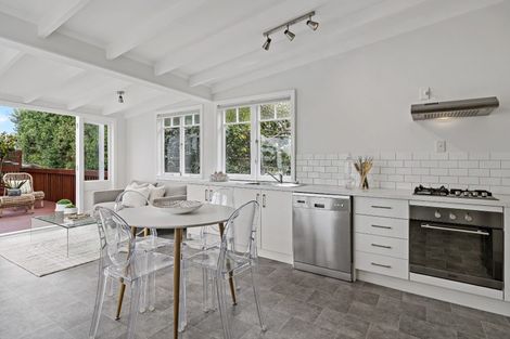 Photo of property in 24 Alberta Street, Point Chevalier, Auckland, 1022