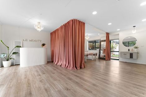 Photo of property in 8 Vinograd Drive, Te Atatu Peninsula, Auckland, 0610