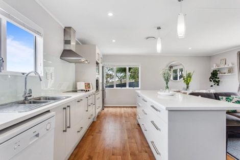 Photo of property in 7 Elizabeth Drive, West Harbour, Auckland, 0618