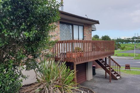 Photo of property in 2/66 Aviemore Drive, Highland Park, Auckland, 2010