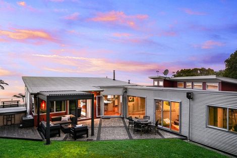 Photo of property in 535 Scenic Drive, Waiatarua, Auckland, 0612