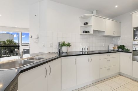 Photo of property in 4a/171 Hurstmere Road, Takapuna, Auckland, 0622