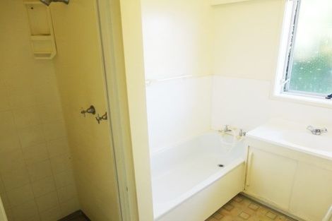 Photo of property in 2/5 Sylvan Crescent, Te Atatu South, Auckland, 0610