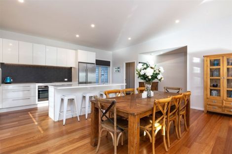 Photo of property in 17 Tindalls Bay Road, Tindalls Beach, Whangaparaoa, 0930