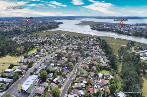 Photo of property in 10 Quincey Place, Massey, Auckland, 0614