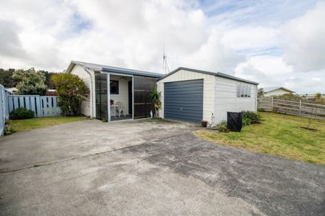 Photo of property in 21 Hennessy Street East, Foxton Beach, Foxton, 4815
