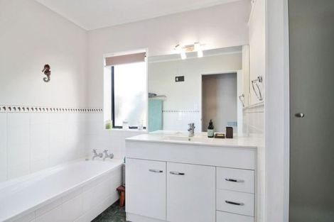 Photo of property in 38 Dover Road, St Andrews, Hamilton, 3200