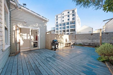 Photo of property in 11 Roxburgh Street, Mount Victoria, Wellington, 6011