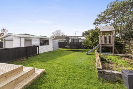 Photo of property in 32 Allington Road, Massey, Auckland, 0614