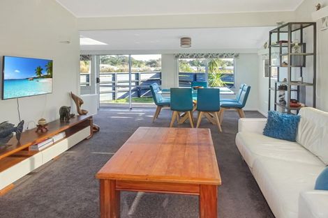 Photo of property in 23 Nash Parade, Foxton Beach, Foxton, 4815