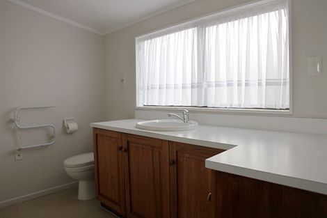 Photo of property in 17 Pitlochry Place, Highland Park, Auckland, 2010