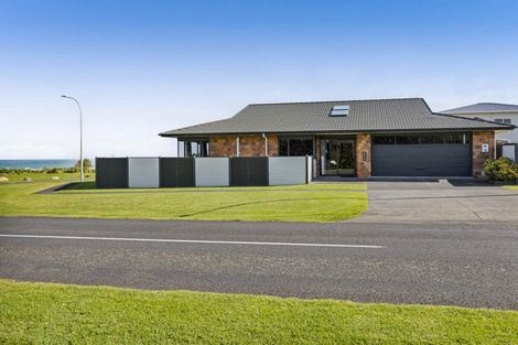 Photo of property in 2 Heaphy Road, Opunake, 4616