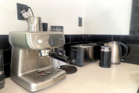 Photo of property in 43 Wirihana Road, Titirangi, Auckland, 0604