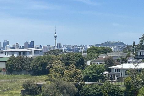 Photo of property in 2/30 Martin Crescent, Northcote, Auckland, 0627