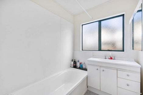 Photo of property in 2/470 East Coast Road, Windsor Park, Auckland, 0630