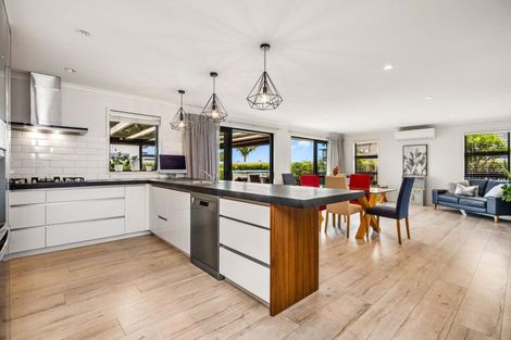 Photo of property in 32 Waitemata Drive, One Tree Point, 0118