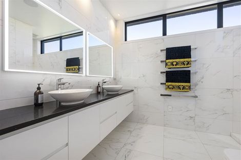 Photo of property in 123a Churchill Road, Rothesay Bay, Auckland, 0630