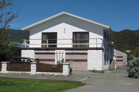 Photo of property in 68a Broadway, Picton, 7220