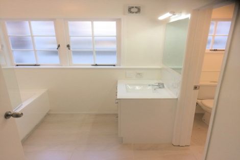 Photo of property in 14 Alton Terrace, Pakuranga Heights, Auckland, 2010