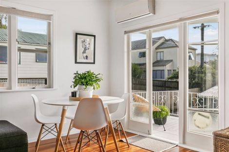 Photo of property in 1/300 Glenfield Road, Glenfield, Auckland, 0629