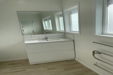 Photo of property in 56 Beechdale Crescent, Pakuranga Heights, Auckland, 2010