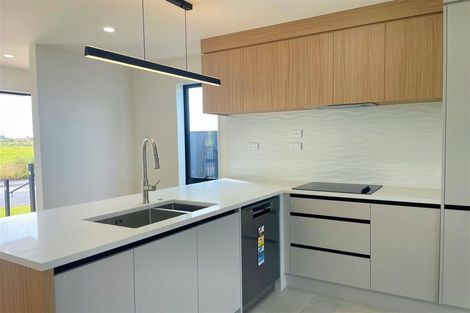 Photo of property in 8 Harikoa Way, Karaka, 2113