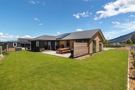 Photo of property in 8 Grandview Road, Lake Hawea, 9382