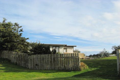 Photo of property in 666 Waikawa Beach Road, Waikawa Beach, Manakau, 5573