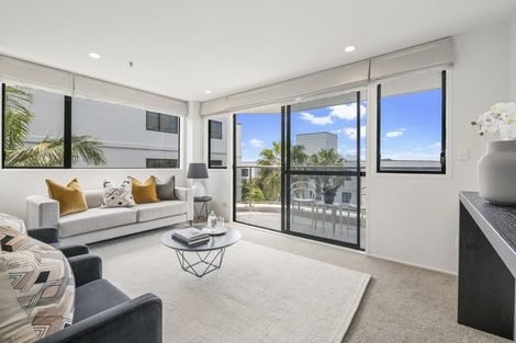 Photo of property in 4a/171 Hurstmere Road, Takapuna, Auckland, 0622