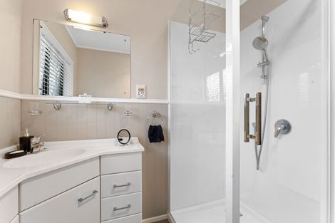 Photo of property in 2/41 Highland Drive, Highland Park, Auckland, 2010