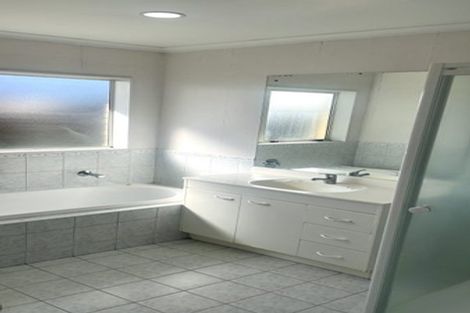 Photo of property in 14 Corta Bella Place, Golflands, Auckland, 2013