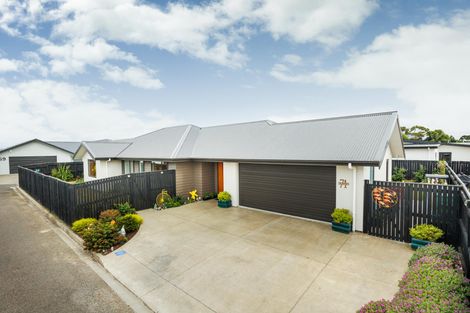 Photo of property in 71 Johnstone Drive, Fitzherbert, Palmerston North, 4410