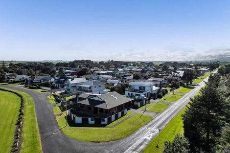 Photo of property in 2 Heaphy Road, Opunake, 4616