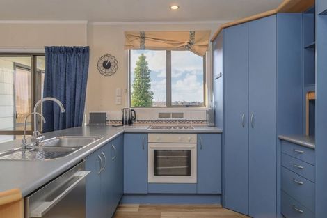 Photo of property in 17 Churchill Street, Levin, 5510