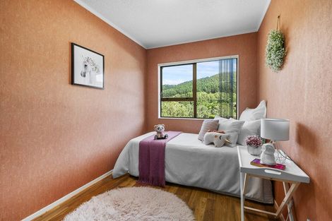 Photo of property in 20 Zande Terrace, Tawa, Wellington, 5028