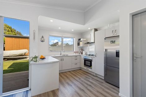 Photo of property in 8 Woodgrove Avenue, North New Brighton, Christchurch, 8083