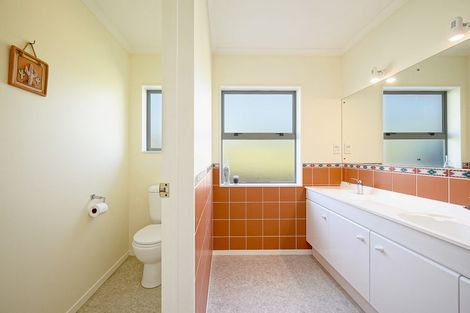 Photo of property in 2 Burgundy Park Avenue, Henderson, Auckland, 0612