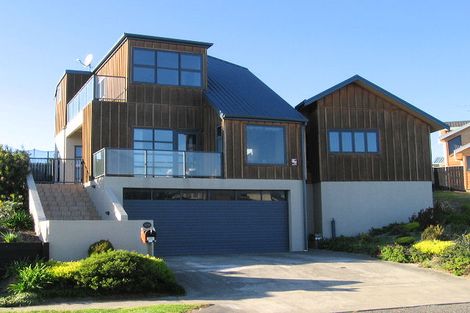 Photo of property in 15 Major Durie Place, Waikanae Beach, Waikanae, 5036
