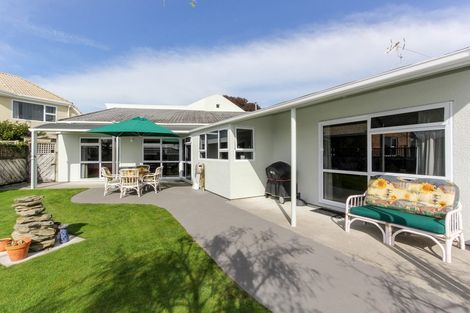 Photo of property in 14 Del Mar Place, Merrilands, New Plymouth, 4312